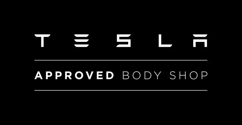 Weißer Tesla-Schriftzug auf schwarzem Hintergrund, darunter Approved Body Shop.